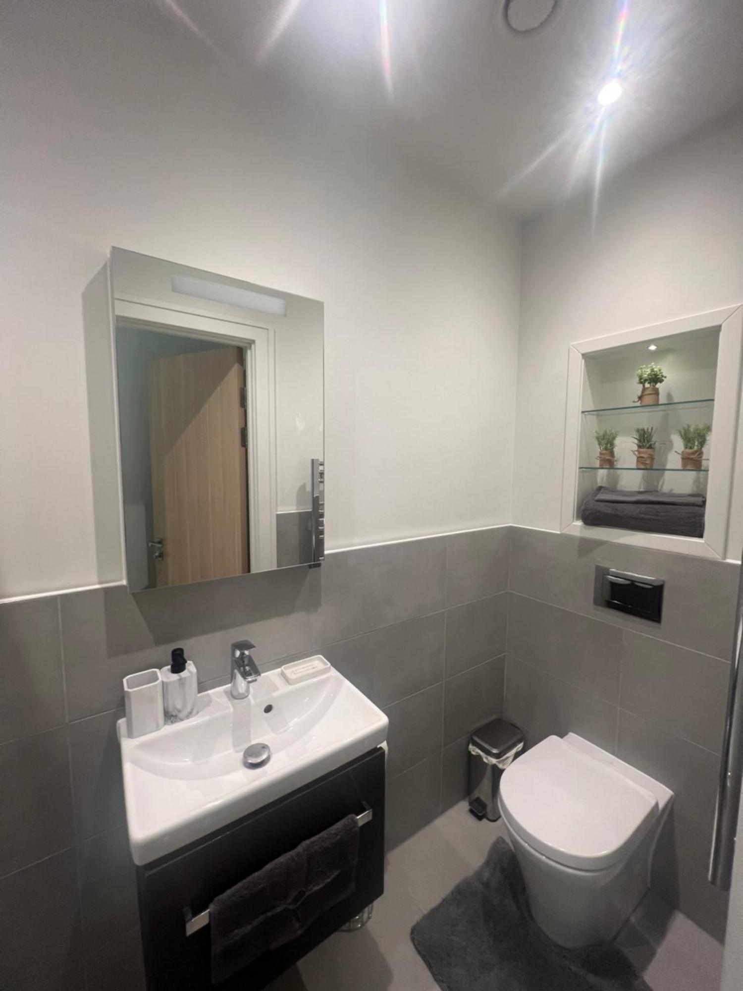 London Heathrow Airport Apartment Voyager House Terminal 12345 - Ev Electric And Parking Available Hillingdon Exterior foto